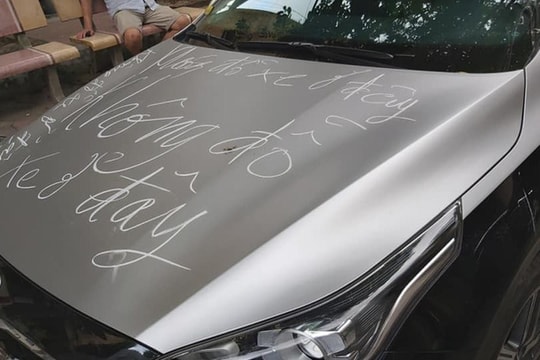 Hình ảnh chiếc xế hộp bị vẽ bậy để cảnh cáo đỗ xe không đúng chỗ gây tranh cãi MXH