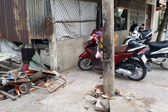 Thiếu niên tập lái xe ba gác tông vào quán cơm khiến bé trai 6 tuổi tử vong