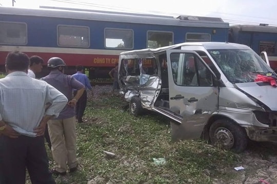 Tàu hỏa tông trúng xe 16 chỗ, 3 người tử vong