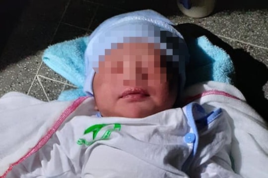 Bé trai còn nguyên dây rốn bị bỏ rơi dưới chân cầu trong đêm