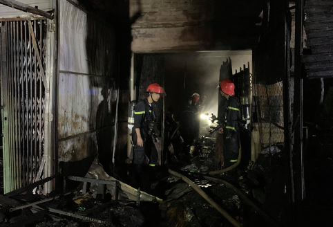 Cháy chợ trong đêm, nhiều ki ốt bị thiêu rụi