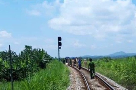 Người lái tàu rơi xuống đất tử vong khi tàu hỏa đang chạy