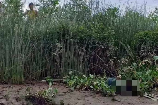 Tá hỏa phát hiện thi thể một bé trai nằm ở bờ sông