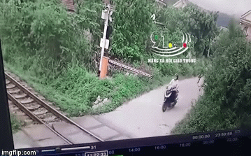Clip: Kinh hoàng người phụ nữ cố băng qua đường sắt bị tàu tông tử vong