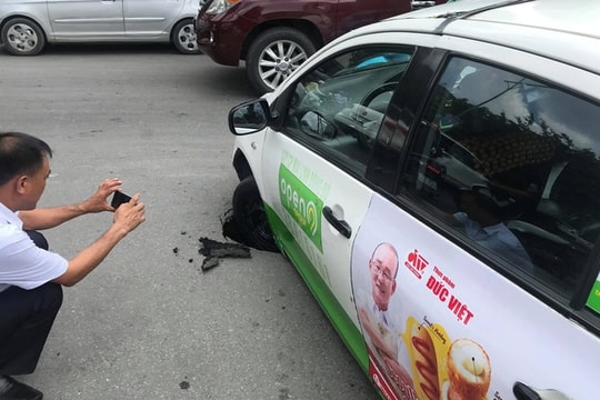 Hình ảnh taxi sụt bánh giữa đường khiến dân tình tò mò