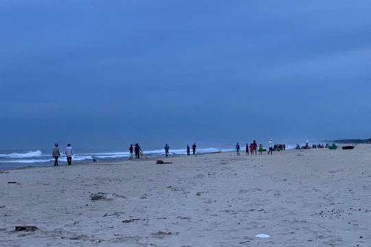 2 học sinh bị sóng cuốn mất tích khi tắm biển Đà Nẵng