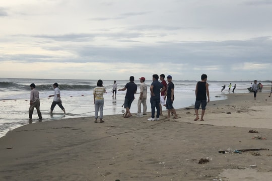 Tìm được thi thể nam sinh bị sóng biển cuốn mất tích ở Đà Nẵng