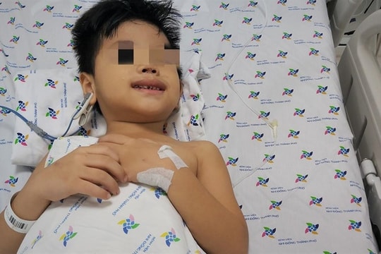 Cứ sống bệnh nhi 5 tuổi suýt chết do nuốt khối nhựa xếp hình