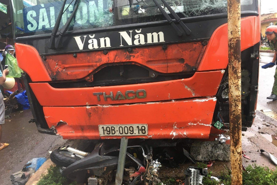 Xe khách lao vào chợ ven đường, ít nhất 3 người tử vong