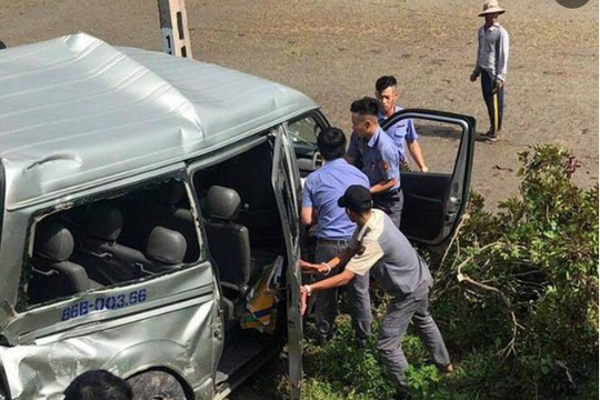 Clip: Khoảnh khắc tàu hoả đâm trúng xe 16 chỗ ngồi khiến 3 người tử vong