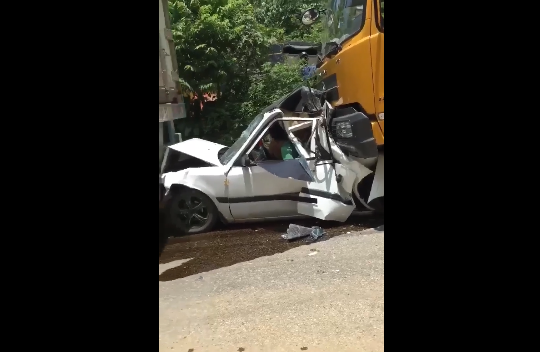 Clip: Hiện trường vụ tai nạn ô tô con kẹp giữa xe ben và xe container