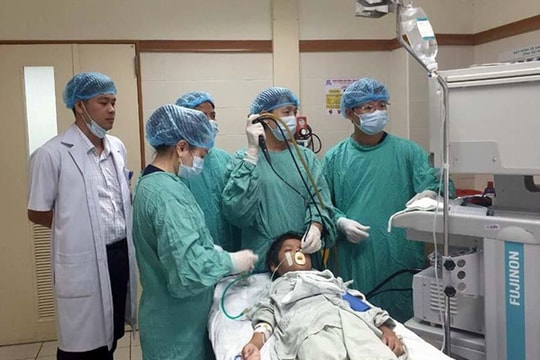 Cứu sống bé trai người Lào bị mắc xương cá trong phế quản cả tháng trời