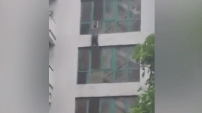 Clip: Người đàn ông nhảy từ ban công xuống khiến người chứng kiến sợ hãi