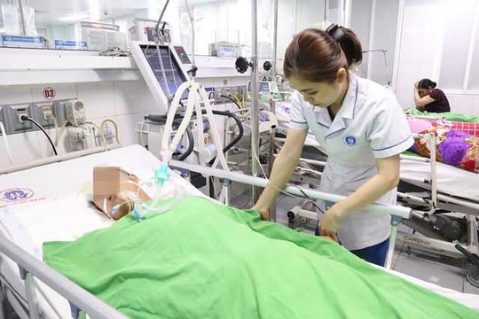 Cấp cứu thành công nam thanh niên nguy kịch vì bị rắn cắn vào tai lúc ngủ