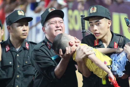 Cấp cứu kịp thời bé trai bị co giật khi ngồi trên khán đài xem đá bóng