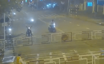 Kinh hãi clip người đàn ông chạy xe máy húc đổ rào chắn, bị tàu hỏa đâm tử vong