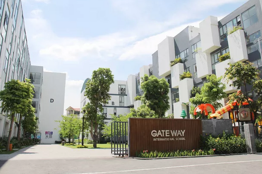 Bé trai 6 tuổi tử vong thương tâm vì bị nhà trường bỏ quên trên xe đưa đón