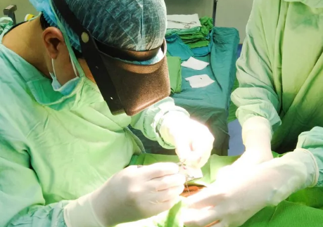 Phẫu thuật gắp đầu bút chì nằm trong hốc mắt bé trai suốt 5 năm