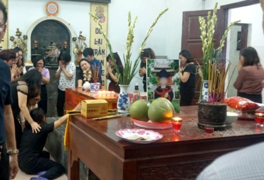 Xót xa đám tang vội trong đêm của bé trai 6 tuổi bị bỏ quên trên xe đưa đón