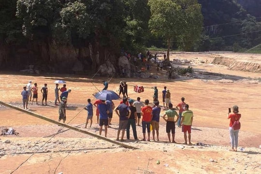 Tìm thấy thêm 2 thi thể, còn 8 người mất tích do lũ cuốn trôi