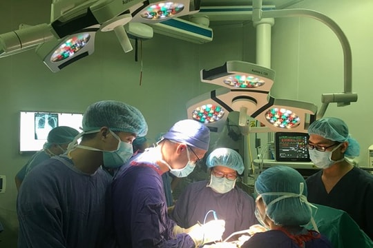 Bác sĩ tá hỏa khi hút 1 lít dịch khỏi bầu ngực bị biến chứng của nữ bệnh nhân