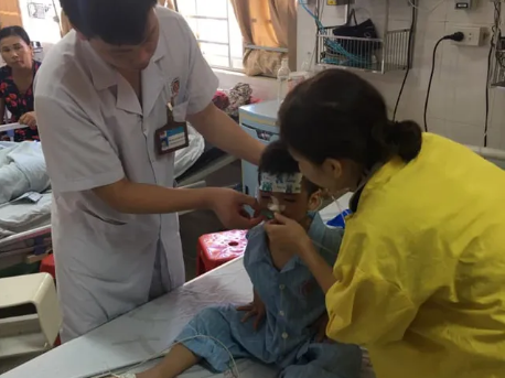 Cứu sống bé trai 5 tuổi rơi xuống giếng sâu 8m