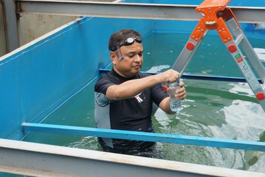Ảnh: Chuyên gia Nhật Bản rửa mặt, tắm tại bể xử lý nước ở sông Tô Lịch