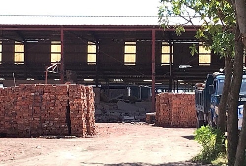 Sập tường, 4 phạm nhân bị thương