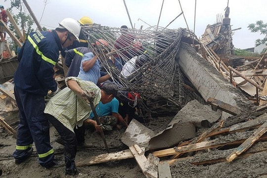 Sập giàn giáo công trình cây xăng, hàng chục người thương vong