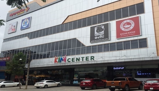 Bé gái 3 tuổi bị ngã từ thang cuốn ở tầng 3 của khu vui chơi