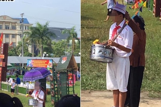 Cảm động hình ảnh người bà nhỏ bé đứng che ô cho khi cháu duyệt nghi thức đội