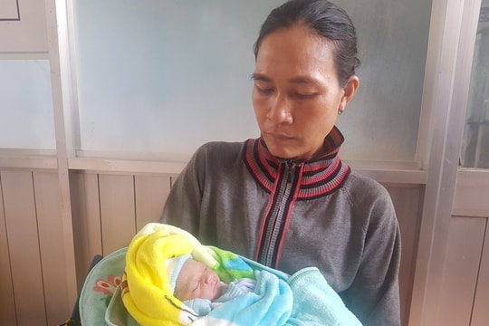 Bé trai sơ sinh còn dây rốn bị bỏ rơi bên đường