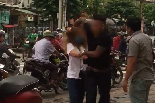 Clip nam thanh niên đánh đập bạn gái ngay giữa đường gây phẫn nộ