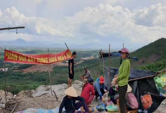 Ảnh: Người dân Quảng Nam dựng lều trại tại công trường ngăn cản thi công lò đốt rác