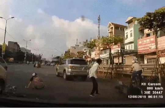 Clip người phụ nữ ngã xuống đường, tài xế xuống giúp nhưng vô tình gây họa
