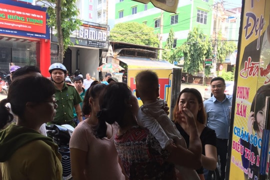 Cảnh sát phá cửa thang máy cứu hai bà cháu bị mắc kẹt