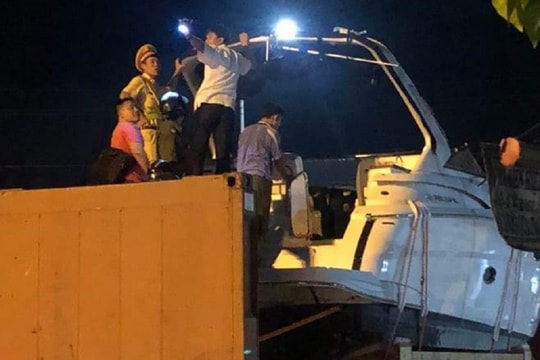 "Giải cứu" xe container chở ca nô mắc kẹt gầm cầu cao tốc, phụ xe tử vong