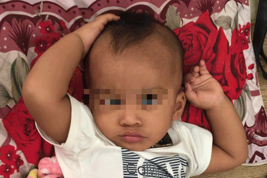 Cháu bé 7 tháng tuổi bị bỏ rơi ở bãi đậu xe với tờ giấy nhờ người nuôi dưỡng