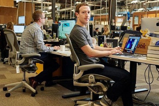 Những tỷ phú hàng đầu thế giới có bàn làm việc như thế nào?