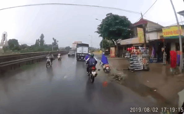 Clip: Tài xế xe tải phanh "cháy lốp" cứu nữ "ninja" đột ngột ngã văng xuống đường