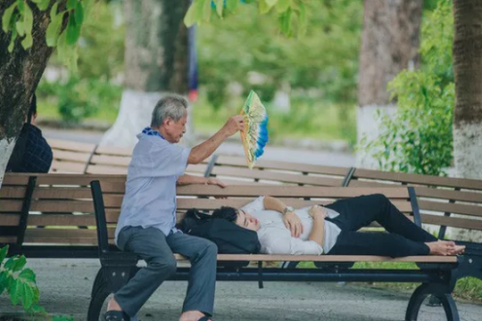 Bức ảnh người ông ngồi quạt cháu ngủ trên ghế đá trong ngày nhập học được chia sẻ rầm rộ