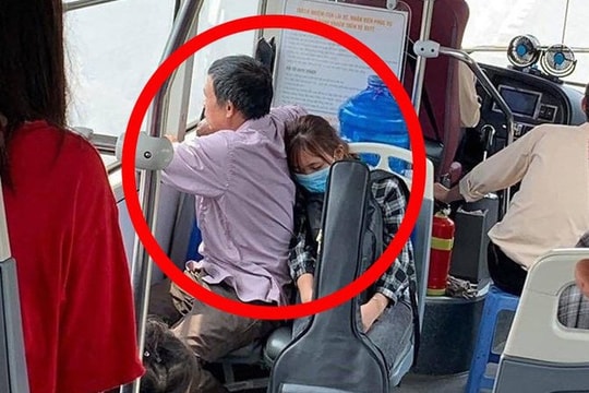 Hình ảnh cô con gái gục lên vai bố trên xe buýt khiến nhiều người xúc động