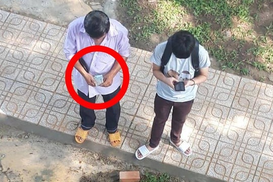 Rơi nước mắt hình ảnh người cha đếm từng đồng tiền lẻ dúi cho con trai ngảy nhập học