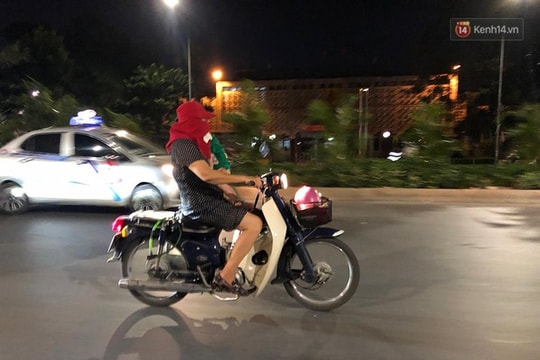 Nữ "ninja" 1 tay lái xe máy, 1 tay bồng con nhỏ đi băng băng trên đường khiến CĐM thót tim