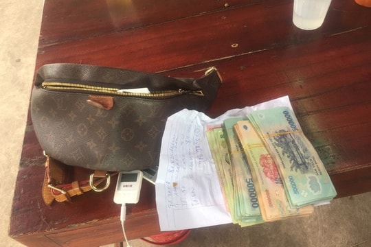 Chủ quán bún Hà Nội trao trả lại 100 triệu đồng khách để quên