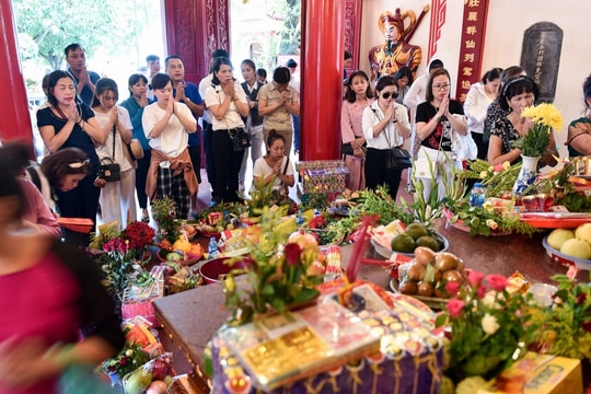 Ảnh: Dân công sở nườm nượp đi lễ Rằm tháng 7 giữa ngày nắng nóng 40 độ C