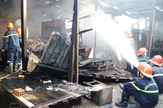 Cứu sống hai bà cháu mắc kẹt trong đám cháy lúc rạng sáng