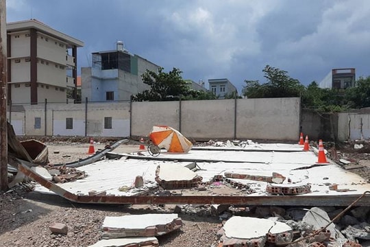 Ngồi tránh nắng, 2 công nhân bị tường sập tử vong