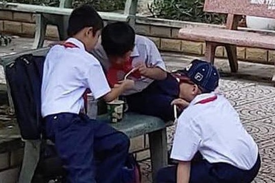 Khoảnh khắc 3 cậu học sinh chia nhau ly mỳ ở ghế đá gây chú ý MXH