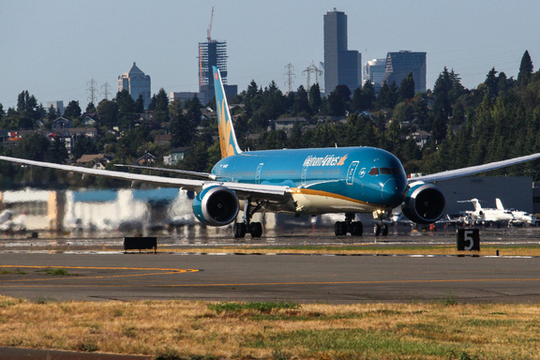 Ảnh: Cận cảnh chiếc Boeing 787-10 có kích thước lớn nhất Việt Nam đáp xuống Nội Bài